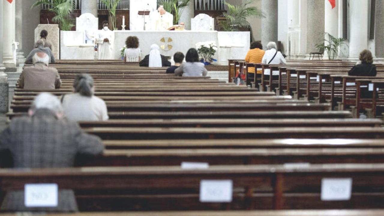 Le chiese dell’isola si svuotano, sempre meno preti nei piccoli comuni: scompare la figura del parroco di paese