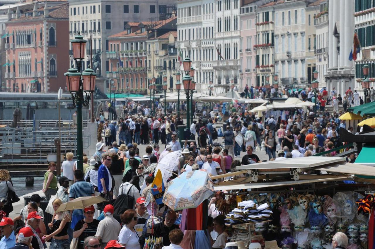 Scambiata per una borseggiatrice dai turisti: donna spinta contro un muro e presa a calci
