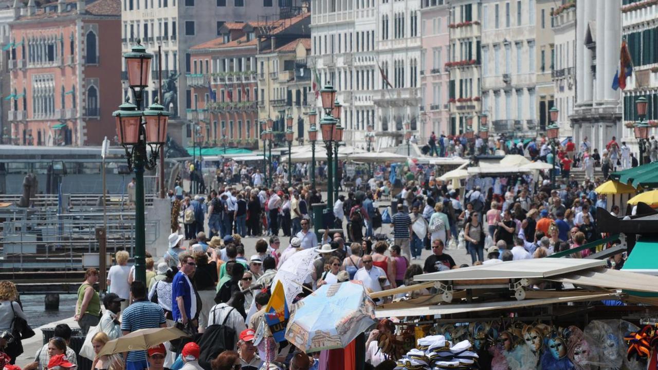 Scambiata per una borseggiatrice dai turisti: donna spinta contro un muro e presa a calci