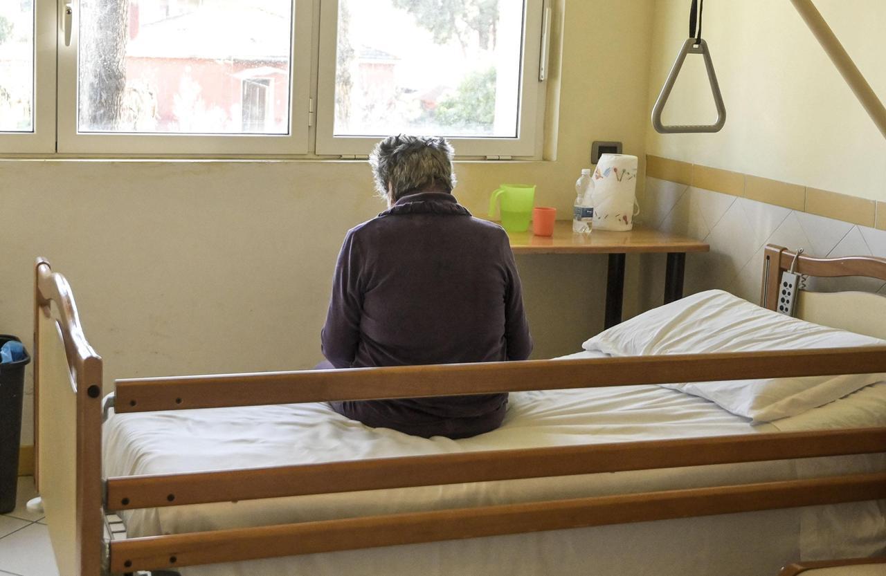 Ferrara, anziana madre muore lontana dal marito. La figlia: «Spero mi perdonino»