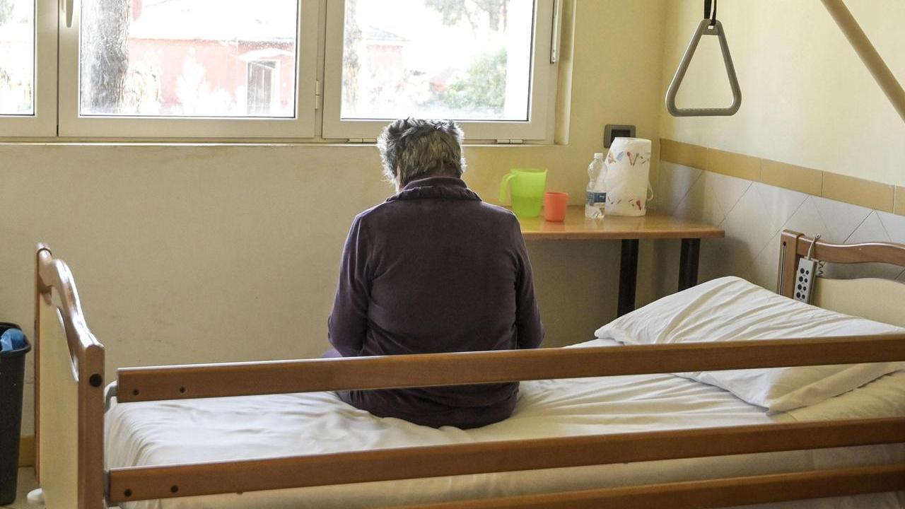 Ferrara, anziana madre muore lontana dal marito. La figlia: «Spero mi perdonino»