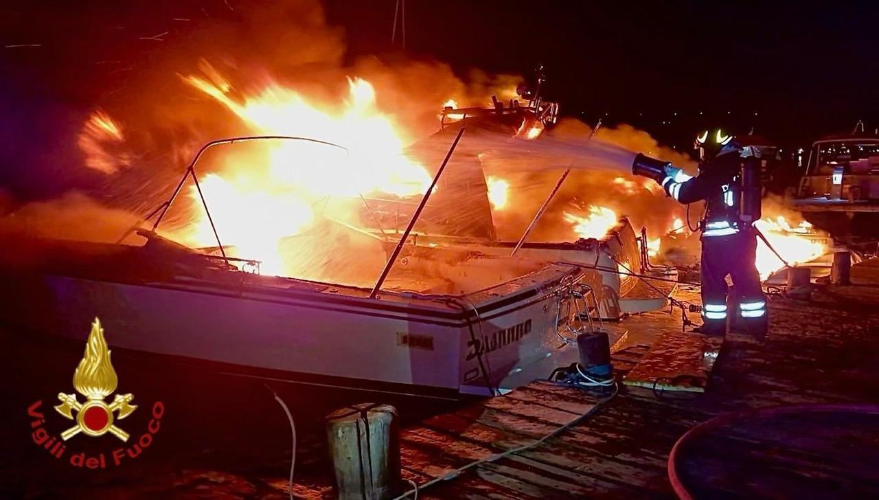 Paura a Porto Rotondo, incendio nella notte a Punta Lada: in fiamme quattro imbarcazioni