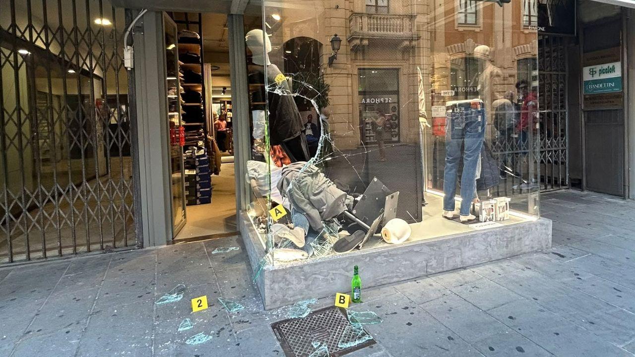 
	Il negozio svaligiato in corso Italia

