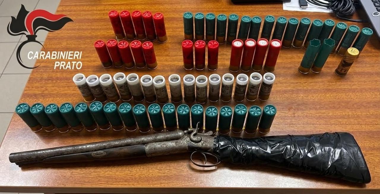
	Il fucile e le munizioni sequestrate dai carabinieri

