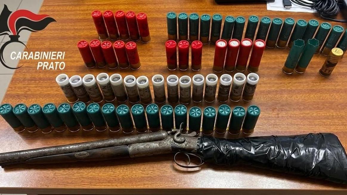 Il fucile e le munizioni sequestrate dai carabinieri