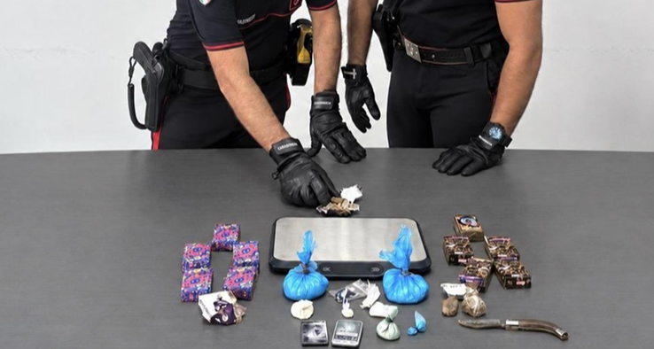 In casa un chilo di hascisc e tre etti di cocaina: arrestato un 36enne