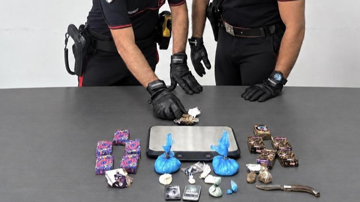In casa un chilo di hascisc e tre etti di cocaina: arrestato un 36enne