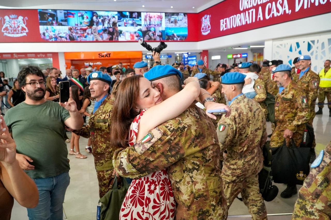 I Sassarini del 1° contingente  all'arrivo dalla missione Unifil in Libano, nella hall dell'aeroporto di Alghero accolti dalle famiglie e autorità