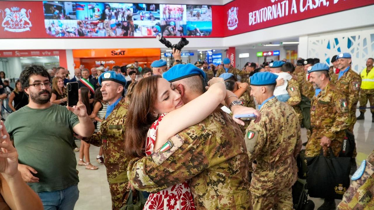 I Sassarini del 1° contingente all'arrivo dalla missione Unifil in Libano, nella hall dell'aeroporto di Alghero accolti dalle famiglie e autorità