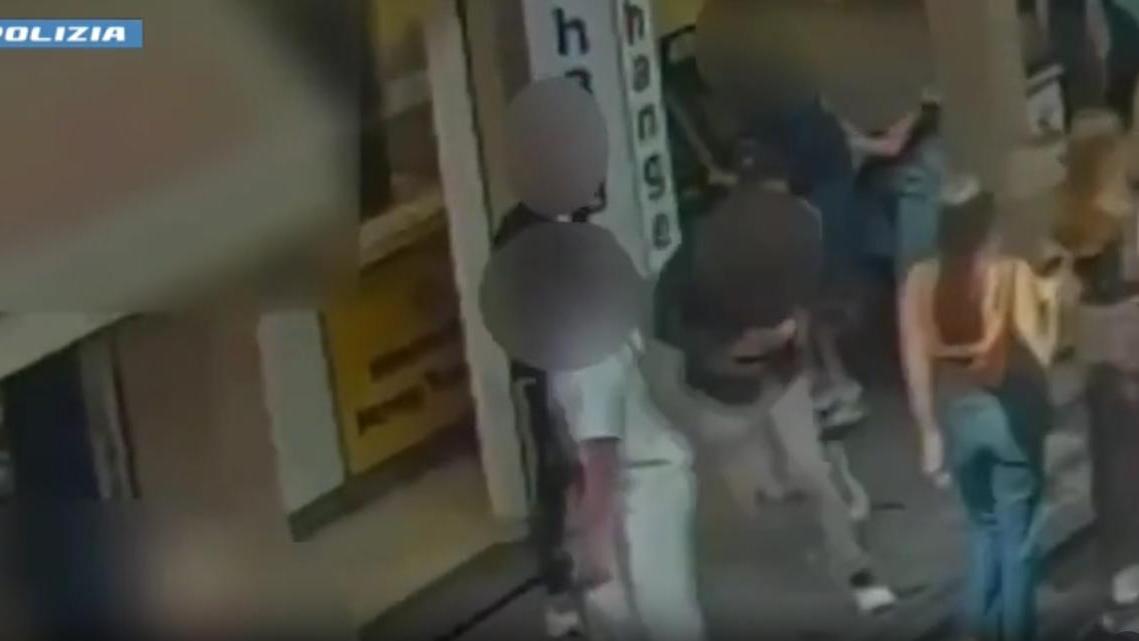 Firenze, strappa al turista un orologio da 88mila euro su Ponte Vecchio: due arresti