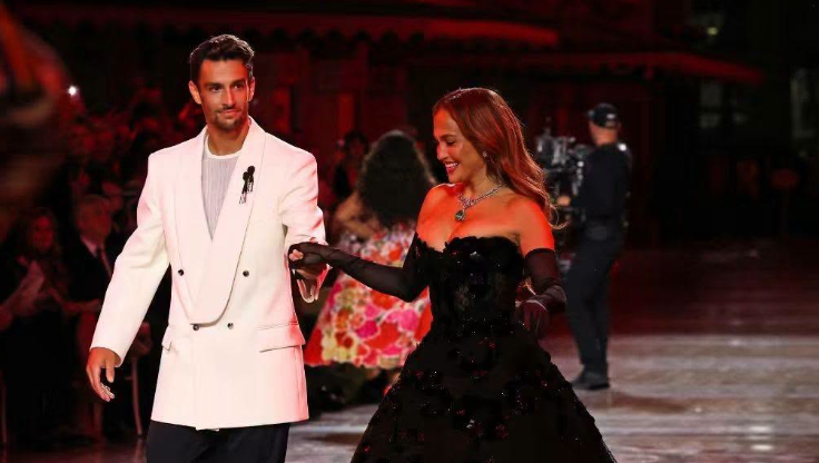 Lorenzo Musetti debutta in passerella e fa ballare Jennifer Lopez: il passo a due conquista la Milano Fashion Week
