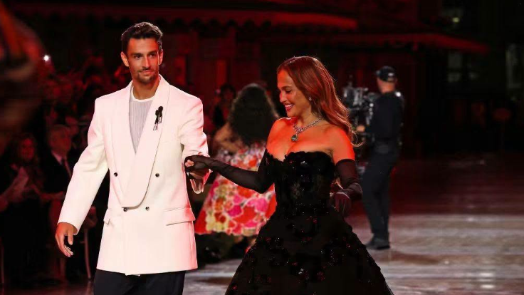 Lorenzo Musetti debutta in passerella e fa ballare Jennifer Lopez: il passo a due conquista la Milano Fashion Week
