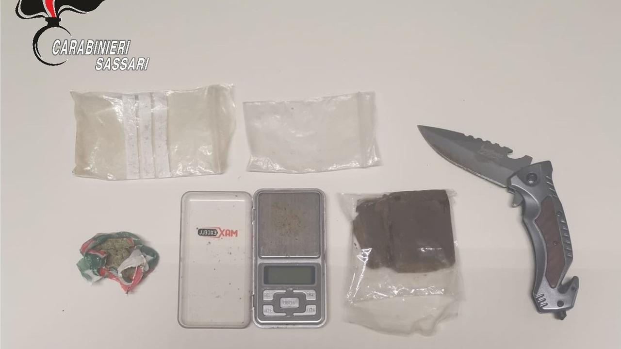 Aveva hascisc, cocaina e un coltello: denunciato un 21enne