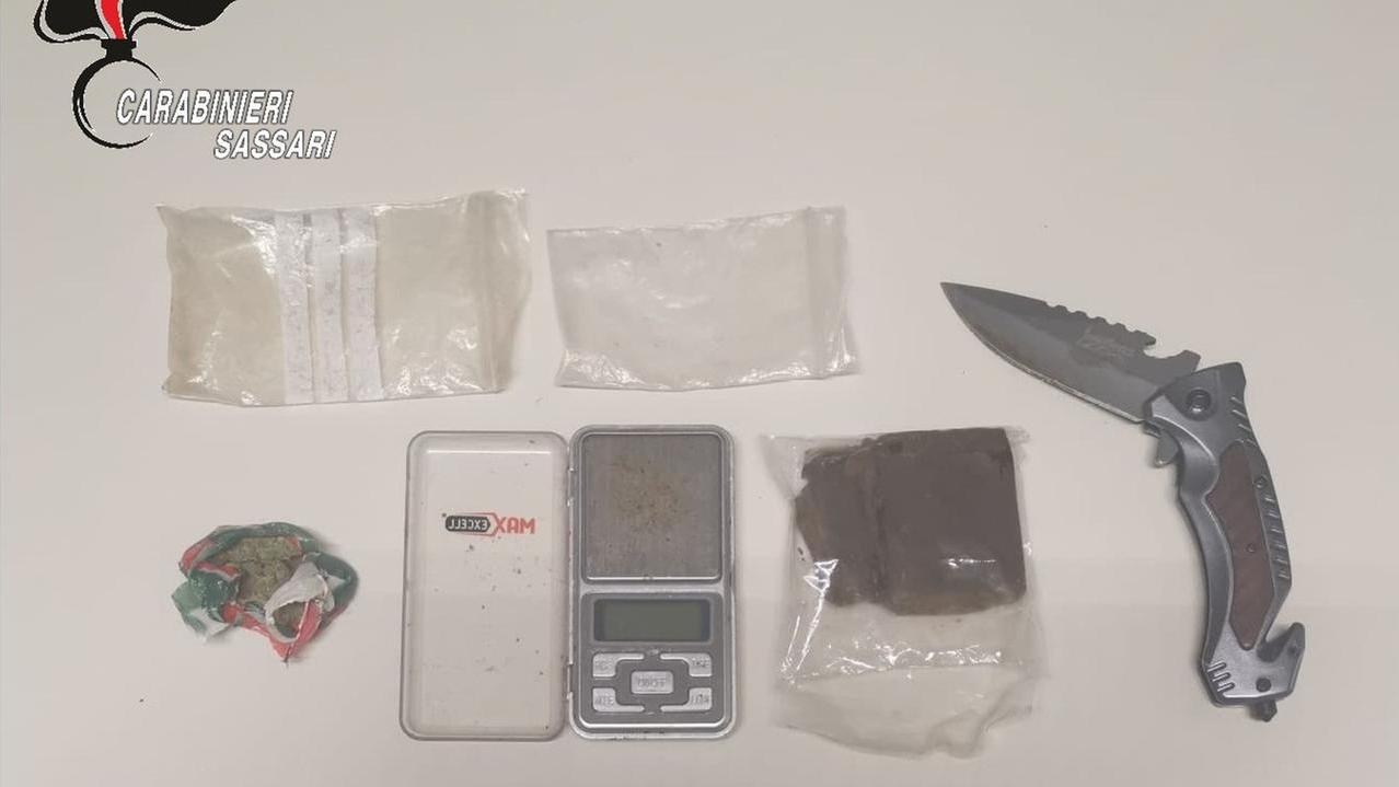 Aveva hascisc, cocaina e un coltello: denunciato un 21enne
