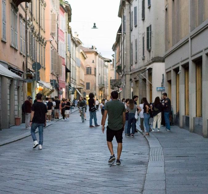 Negozi sfitti trasformati in garage in centro storico, Pasini precisa: «Solo nelle vie secondarie, per favorire i residenti»