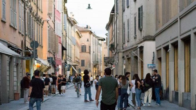 Negozi sfitti trasformati in garage in centro storico, Pasini precisa: «Solo nelle vie secondarie, per favorire i residenti»