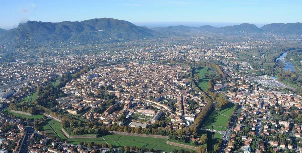 
	Una veduta dall'alto della citt&agrave; di Lucca

