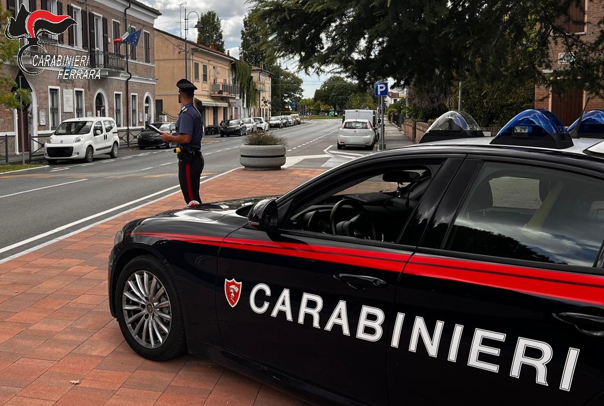 Formignana, ruba il borsello a un ciclista caduto in piazza: arrestato