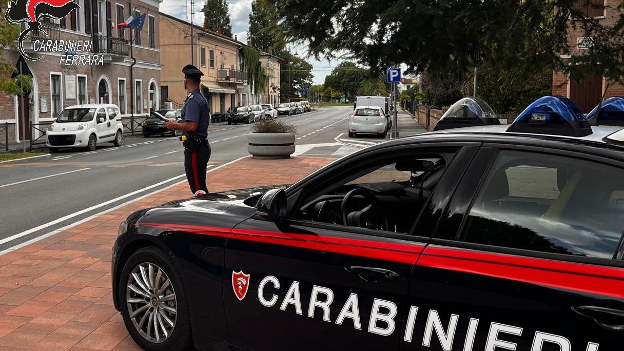 Formignana, ruba il borsello a un ciclista caduto in piazza: arrestato