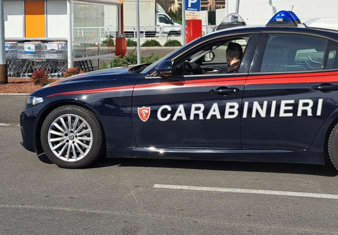 Spintona la commessa e fugge col bottino dal supermercato: arrestato un 44enne per rapina