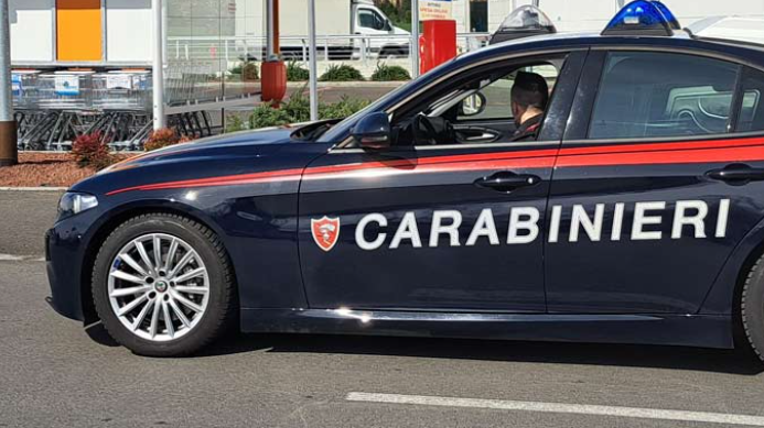 Spintona la commessa e fugge col bottino dal supermercato: arrestato un 44enne per rapina