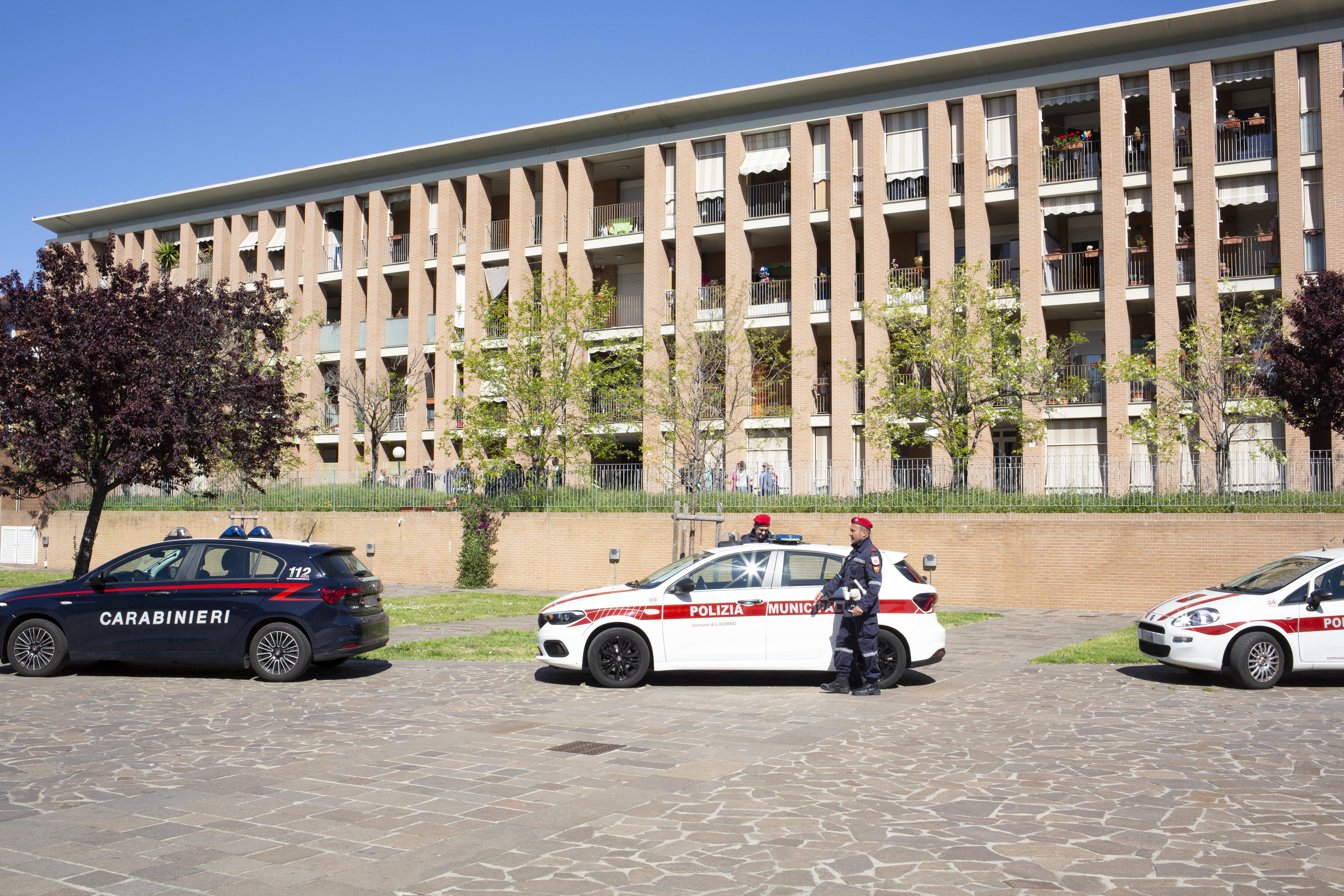 Carabinieri e polizia municipale in piazza Saragat (foto d'archivio)