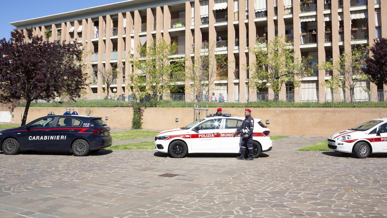 Carabinieri e polizia municipale in piazza Saragat (foto d'archivio)