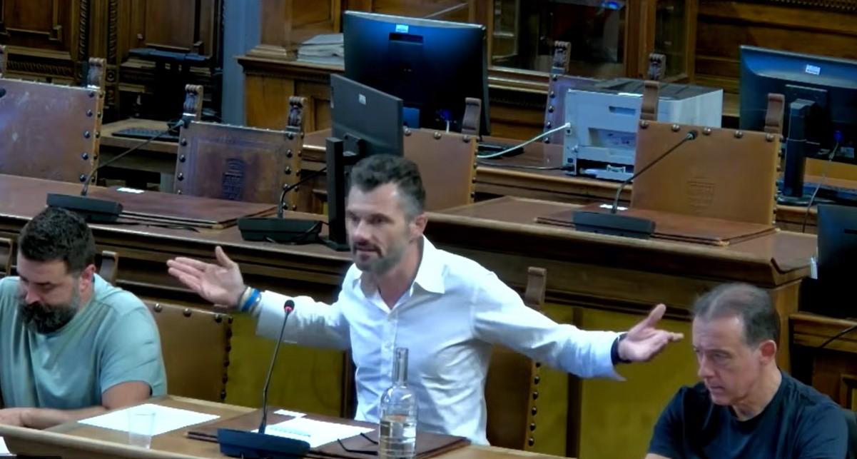 
	Il sindaco Matteo Biffoni durante la seduta delle commissioni 3 e 5 sulla piscina di Iolo

