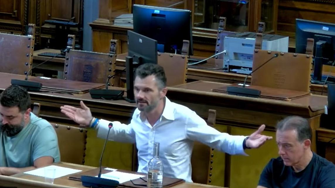 Il sindaco Matteo Biffoni durante la seduta delle commissioni 3 e 5 sulla piscina di Iolo