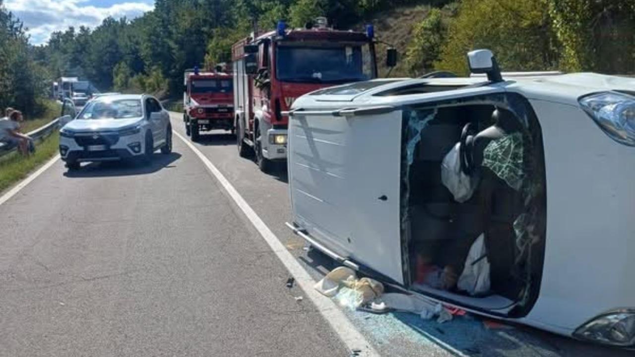 L'auto ribaltata sulla Fondovalle