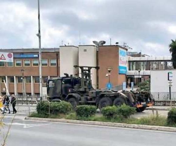 Un mezzo militare in transito davanti alla stazione marittima fotografato a marzo, con la Severine in porto