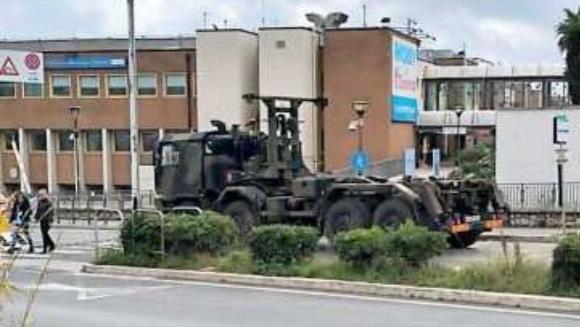Un mezzo militare in transito davanti alla stazione marittima fotografato a marzo, con la Severine in porto