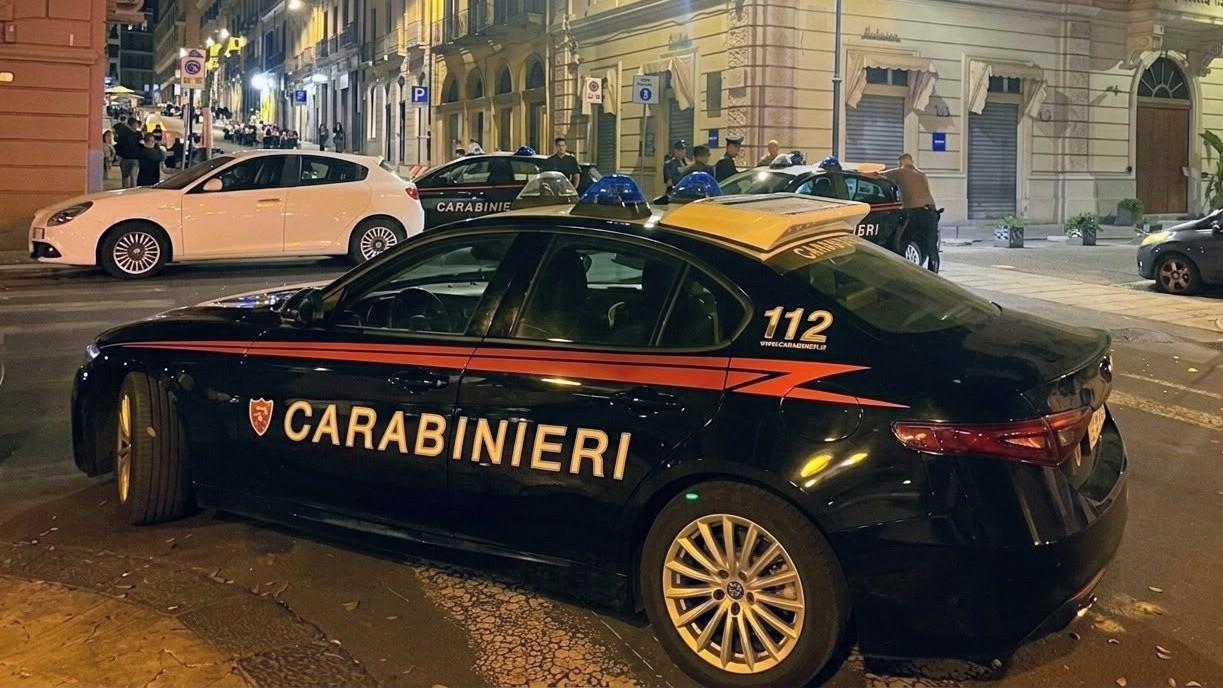 Volevano portare via le grondaie di una scuola, colti sul fatto due giovani ladri di rame