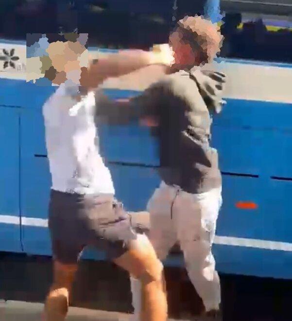 In autostazione come sul ring: virale il video della rissa tra i bus