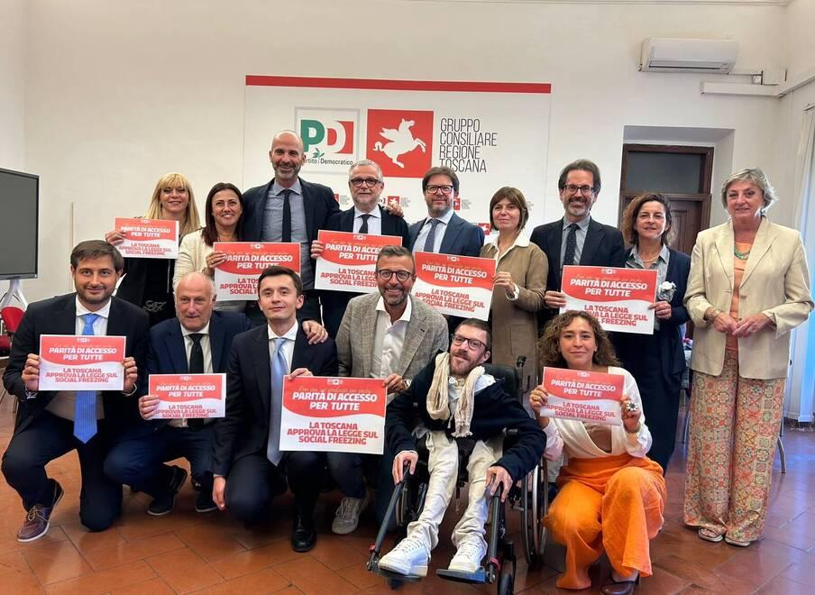 I consiglieri Pd festeggiano l'approvazione della legge