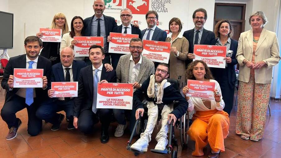 I consiglieri Pd festeggiano l'approvazione della legge