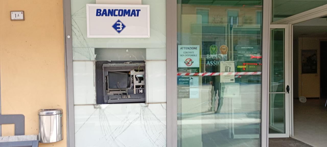 Vezzano, assalto al bancomat Credem: esplosione nella notte, banditi in fuga