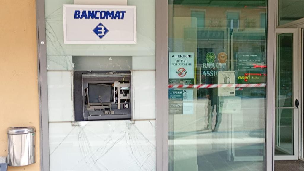 Vezzano, assalto al bancomat Credem: esplosione nella notte, banditi in fuga