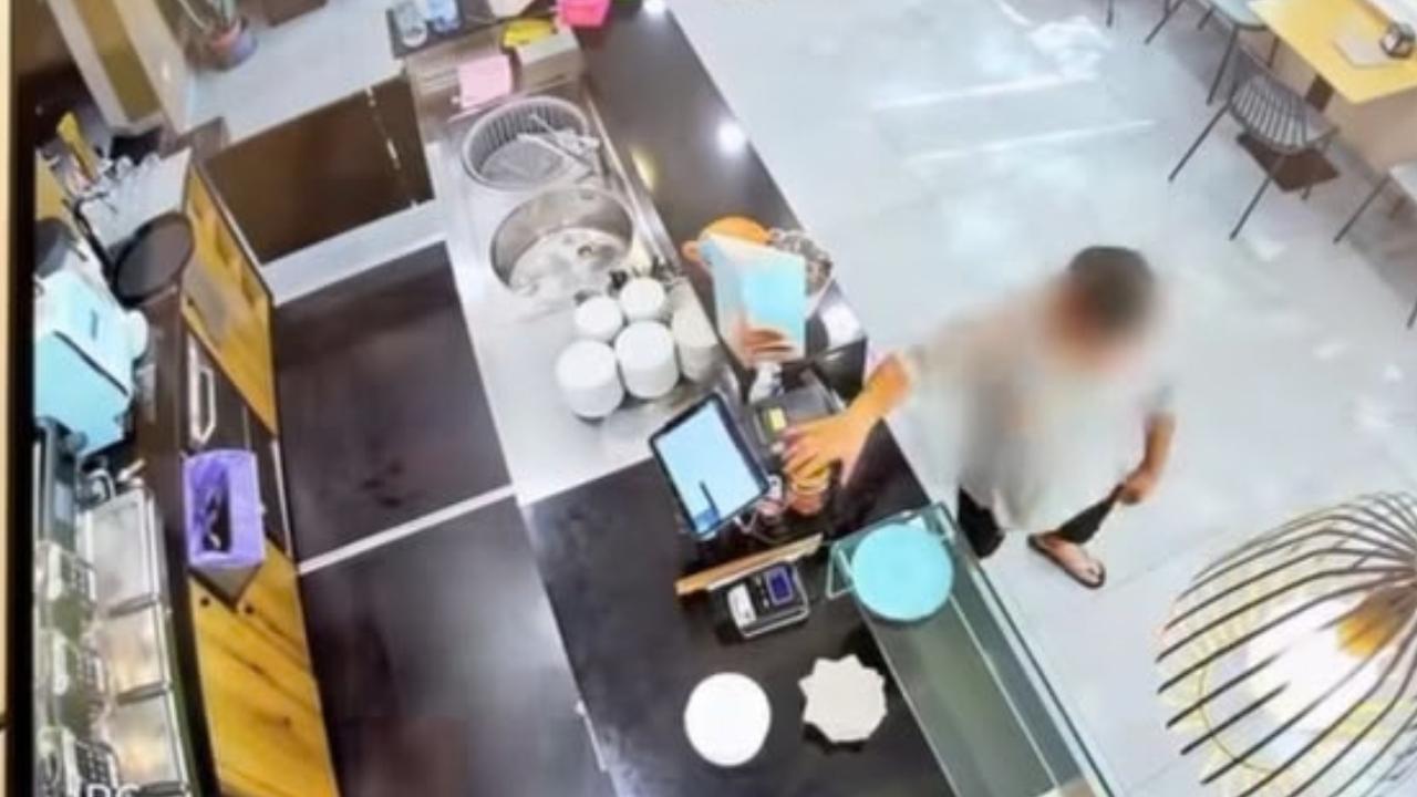 Il momento del furto ripreso dalle telecamere