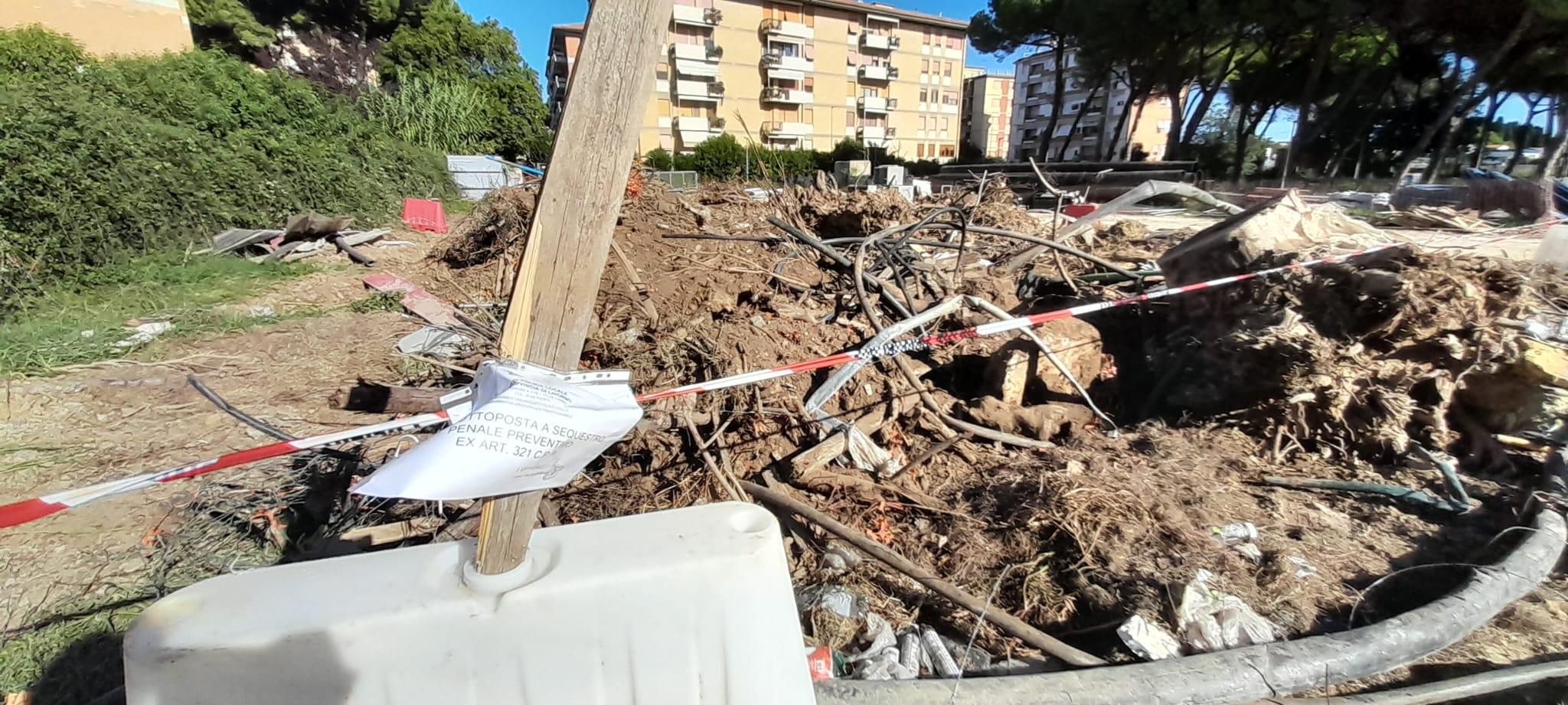 Il foglio che evidenzia il sequestro preventivo e la terra mista ai rifiuti