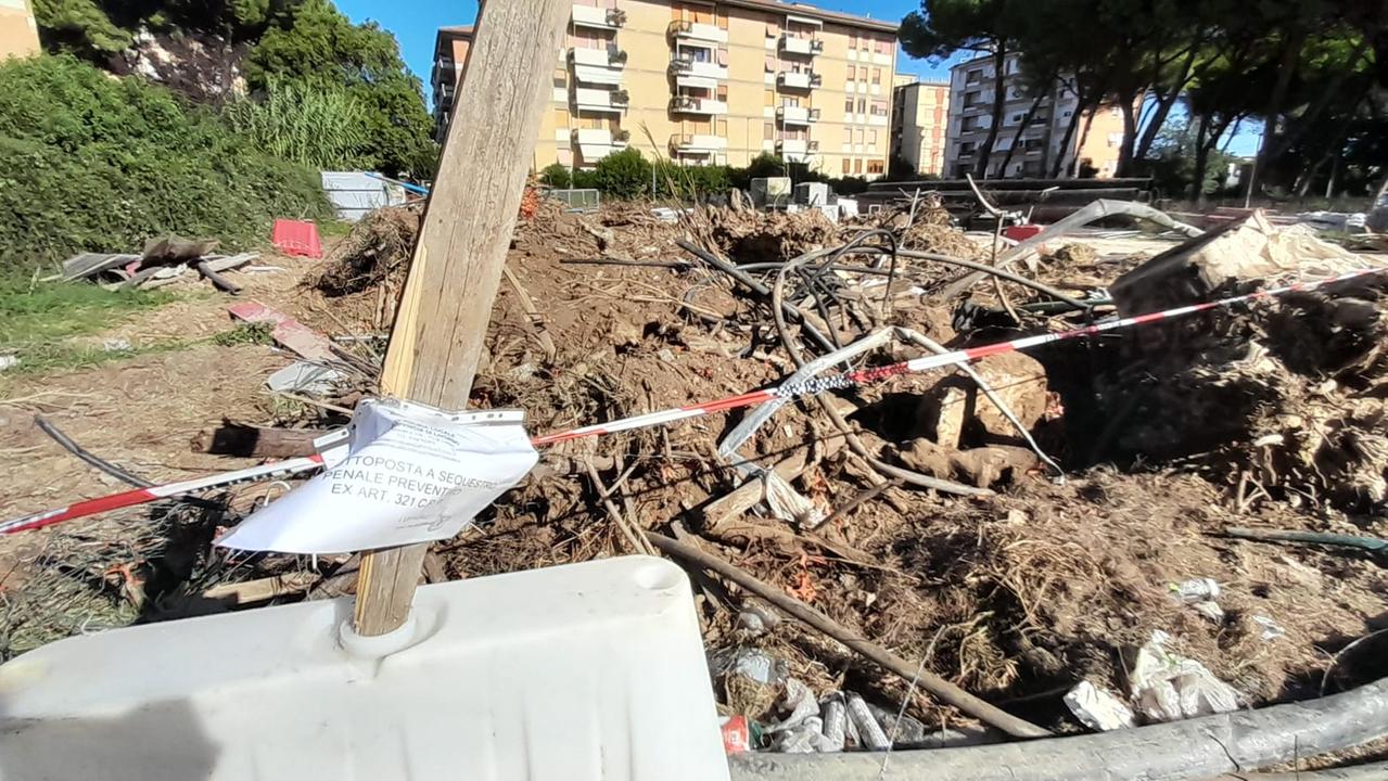 Il foglio che evidenzia il sequestro preventivo e la terra mista ai rifiuti