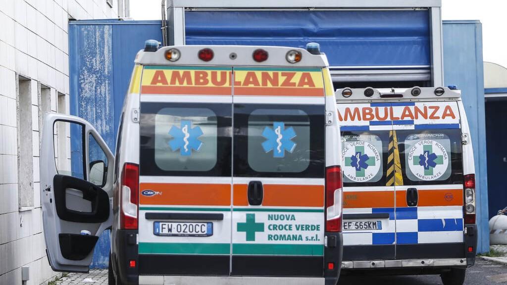 Lo hanno lasciato senza vita sulla rampa dell’ex ospedale e si sono allontanati su un’auto nera – Cosa sappiamo
