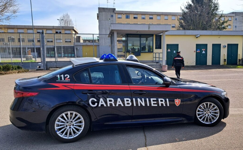 Poviglio, ruba una bici e reagisce con sputi e minacce a una ragazza: poi ferisce un carabiniere