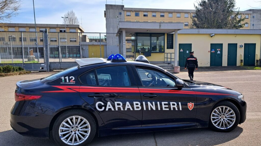 Poviglio, ruba una bici e reagisce con sputi e minacce a una ragazza: poi ferisce un carabiniere