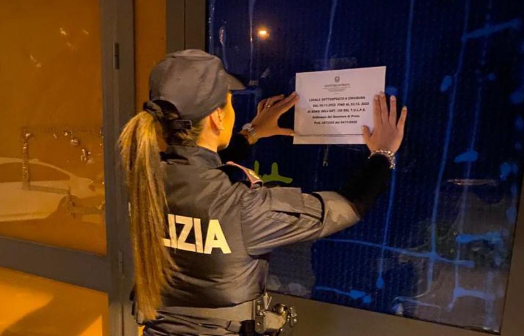 
	Una poliziotta davanti al locale chiuso per 30 giorni

