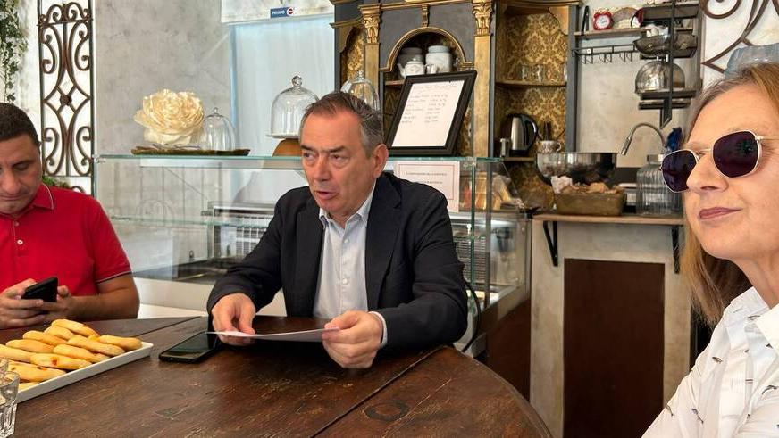 Massimo Bressan durante la conferenza stampa in cui ha annunciato le sue dimissioni
