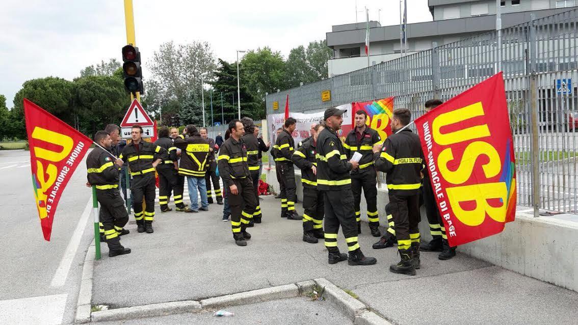 Una protesta dei vigili del fuoco iscritti a Usb
