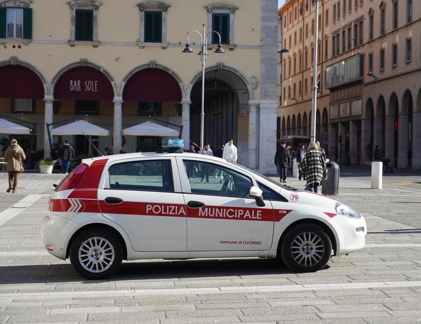Una pattuglia della municipale in centro (foto d'archivio)
