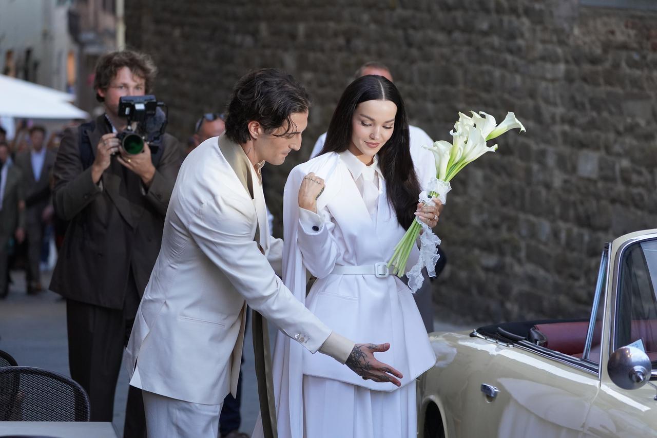 
	Damiano David e Dove Cameron sposi a Montalcino (foto Lapresse)

