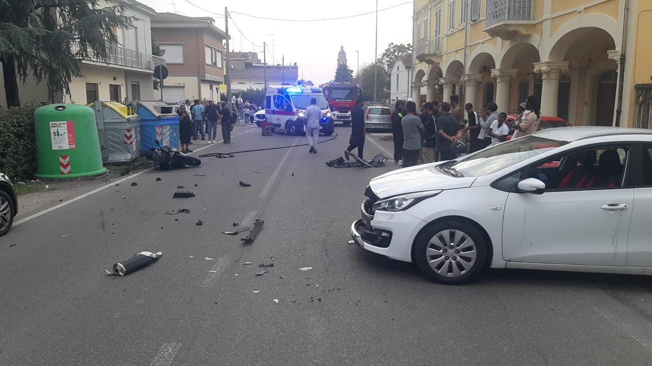 L’auto esce dal cancello di casa e si scontra con una moto: ferito un 24enne